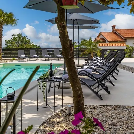 Adriatic, App Rebecca With Heated Swimming Pool, Sew View, Childrens Playground, Free Parking *